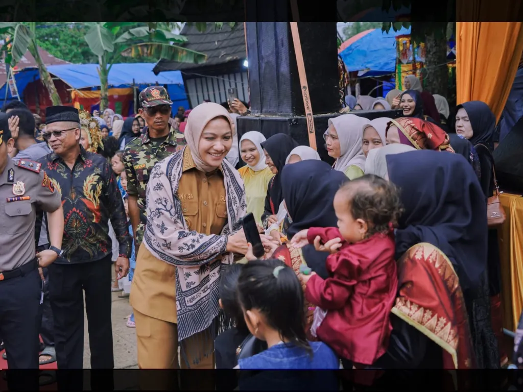 Lestarikan Adat dan Budaya, Bupati Annisa Hadiri Semarak Alek Nagari Tebing Tinggi 